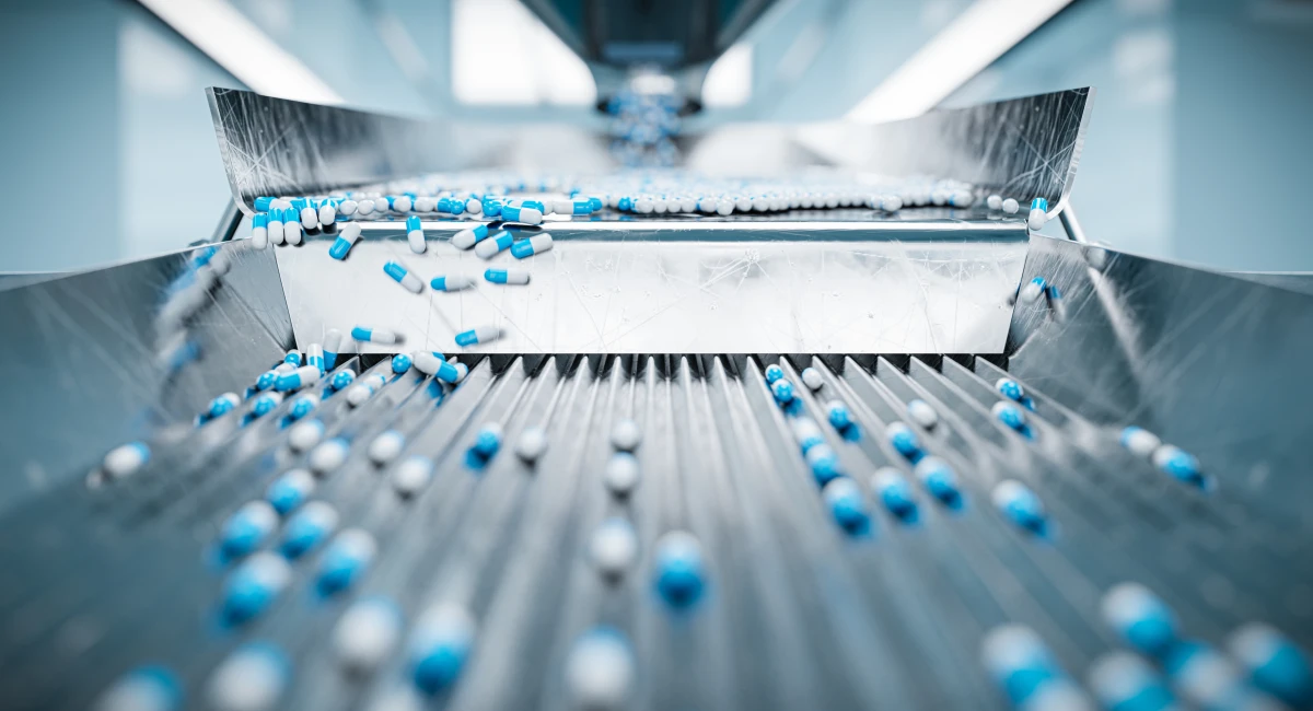 Sorting pharmaceutical capsules by a sorting machine on a production line 